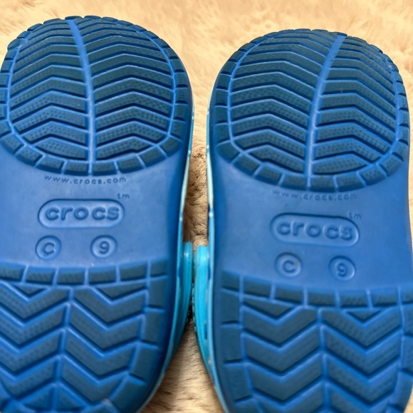 Toddler size 9, baby shark crocs - Picture 4 of 4